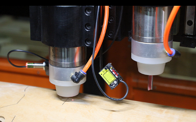 नालीदार डिब्बों और रोटरी डाई मेकिंग के लिए कम खपत वाली सीएनसी रोटरी वुड कटिंग मशीन TSD-RC300